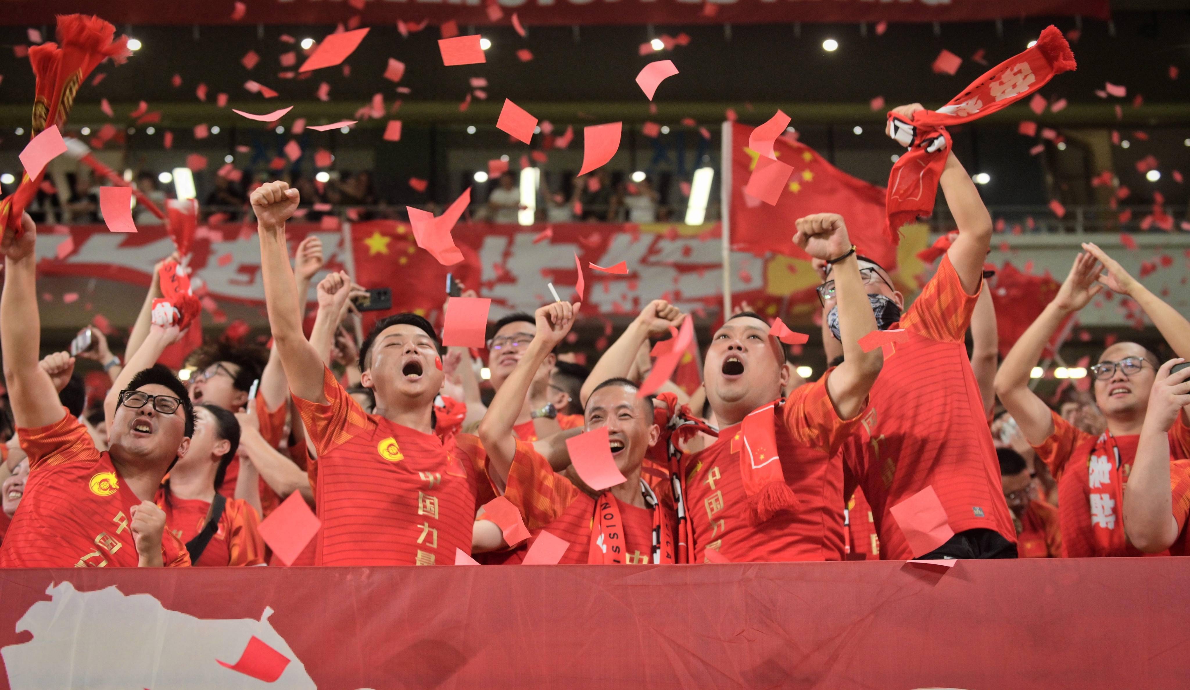 c7-战斗结束时球员庆祝，球迷掌声阵阵的简单介绍