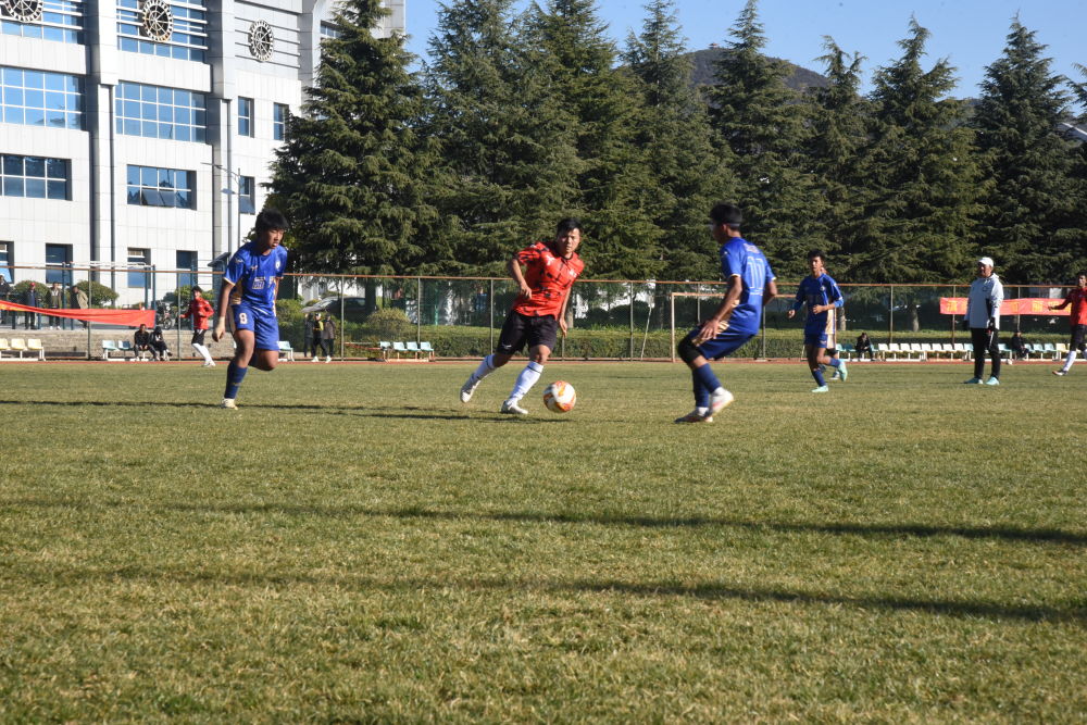 训练场上的球员应该用什么精神形容