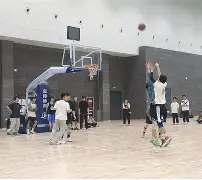 球员在篮球比赛中展现出顶尖水平